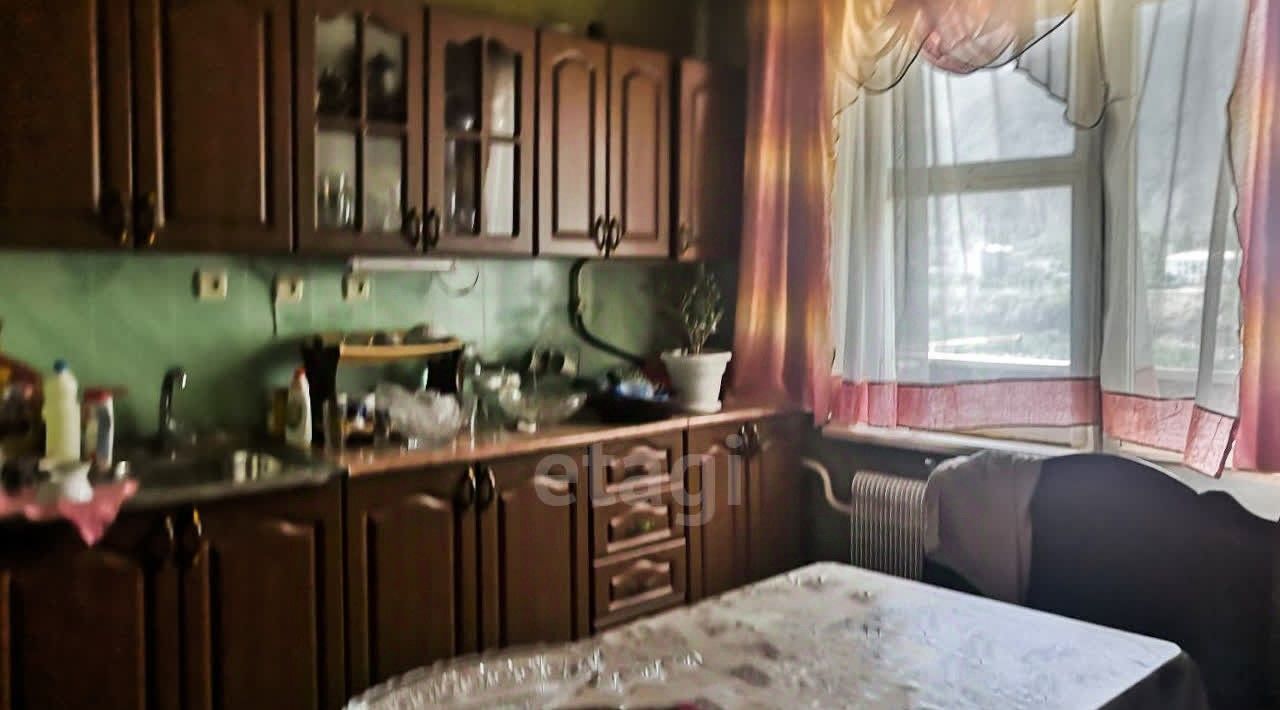 Продам трехкомнатную вторичку на улице Мусукаева в городе Нальчике 69.0 м²  этаж 9/9 2800000 руб база Олан ру объявление 121903418