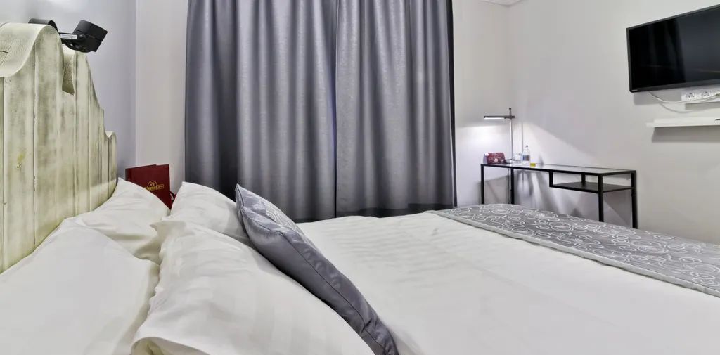 комната г Омск р-н Центральный ул Маршала Жукова 105 фото 2
