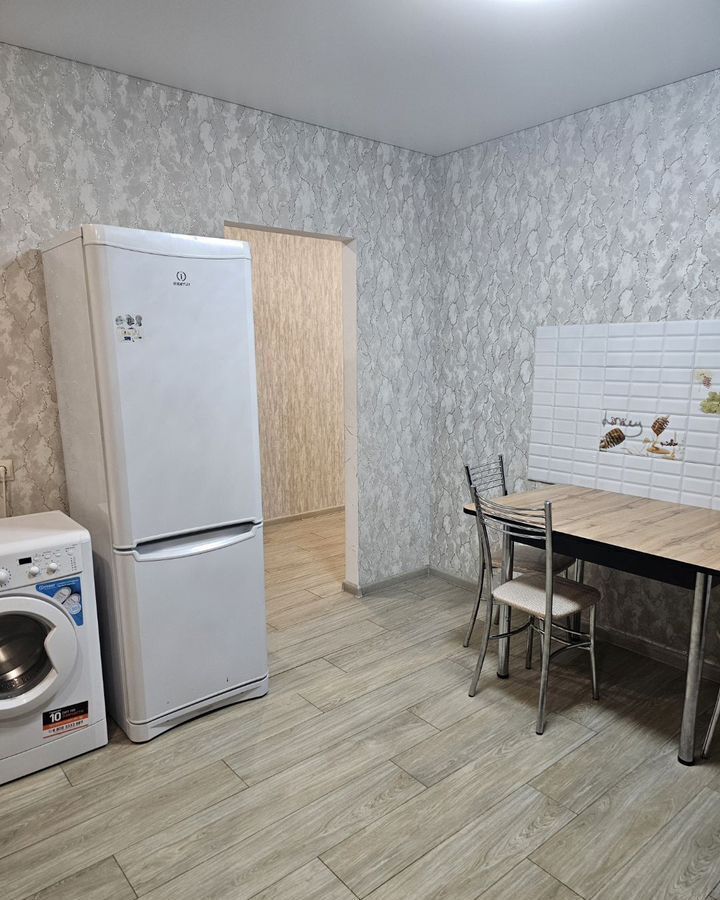 квартира г Саратов р-н Заводской ул им Николая Чихарева 10б фото 2